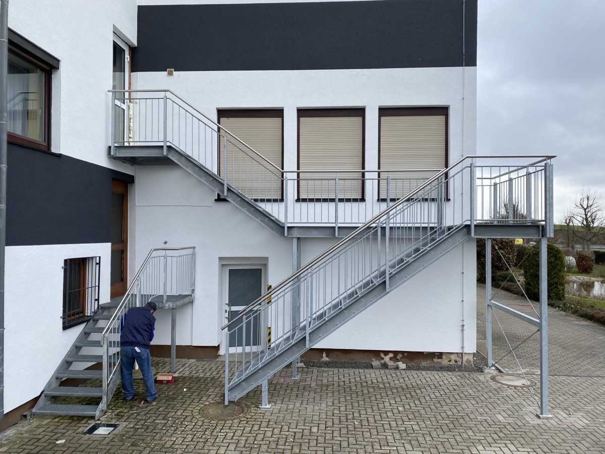 Außentreppe mit Podest an einem Mehrfamilienhaus