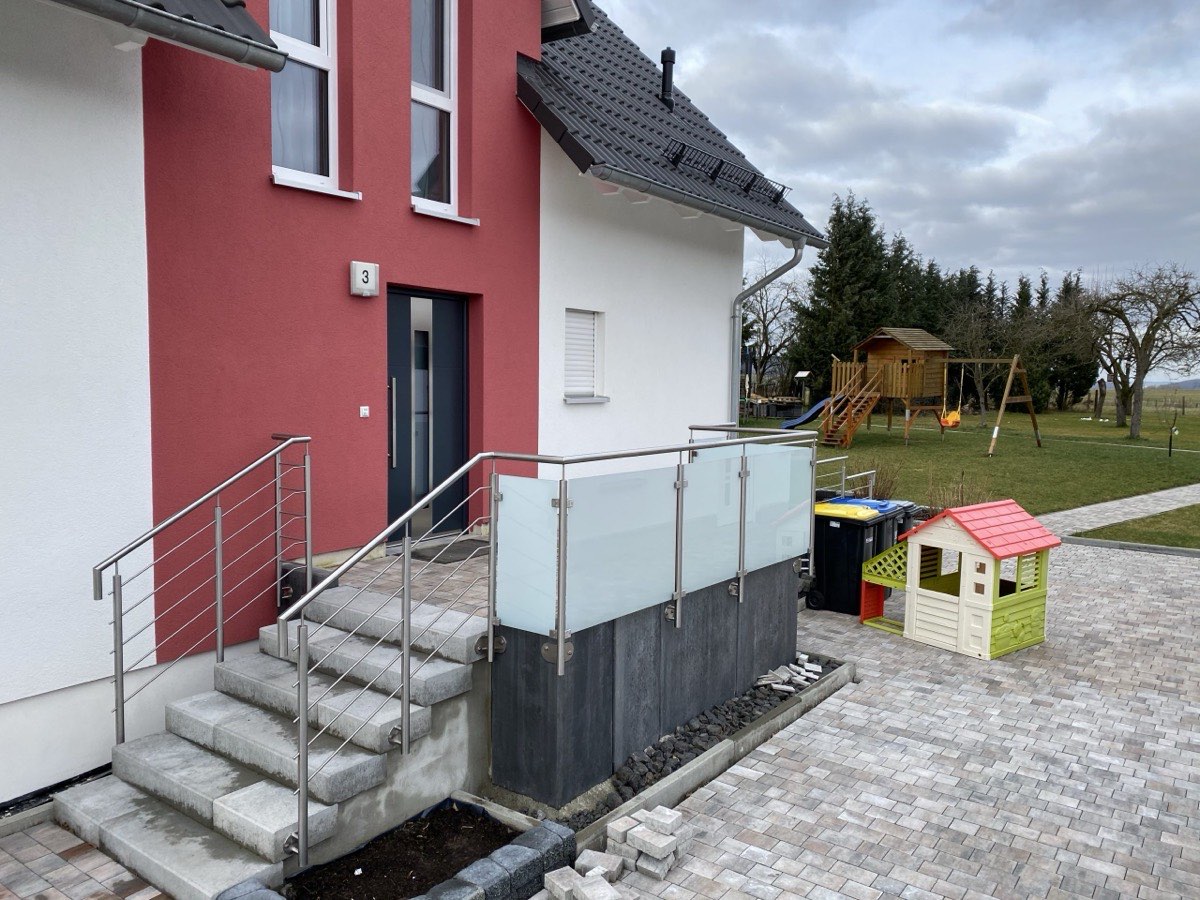Eingangspodest mit Treppe und Edelstahlgeländer