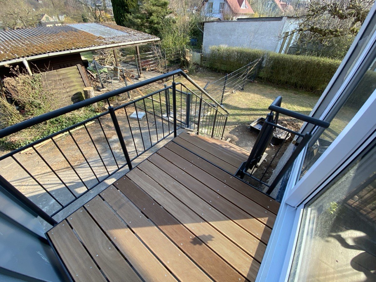 Terrasse mit Holzbelag und Stahlgeländer