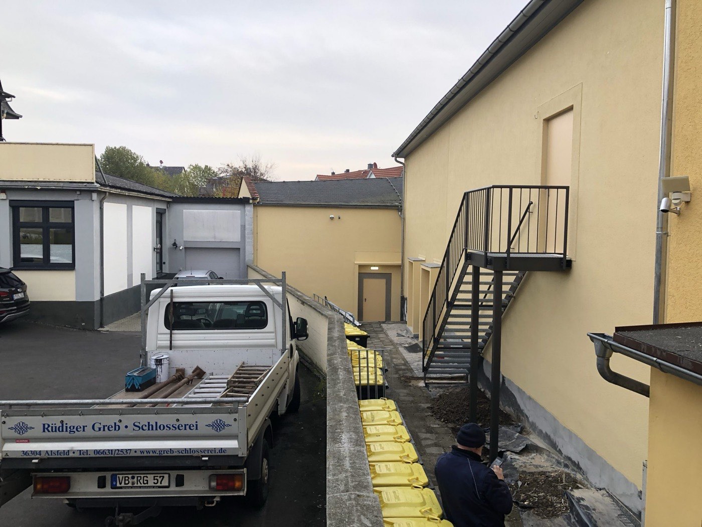 Werkstatthof der Schlosserei Greb mit Firmenwagen